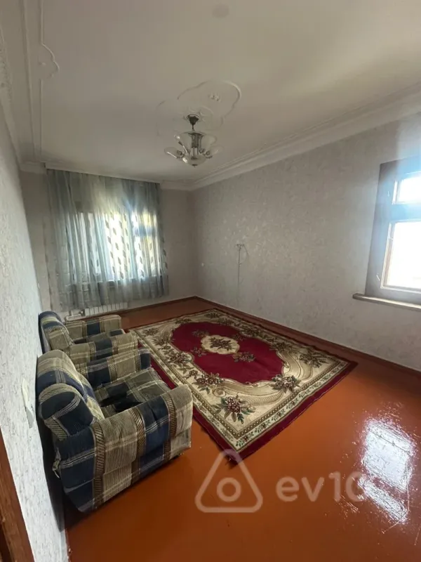 Kirayə verilir 2 otaqlı köhnə tikili 60 m²