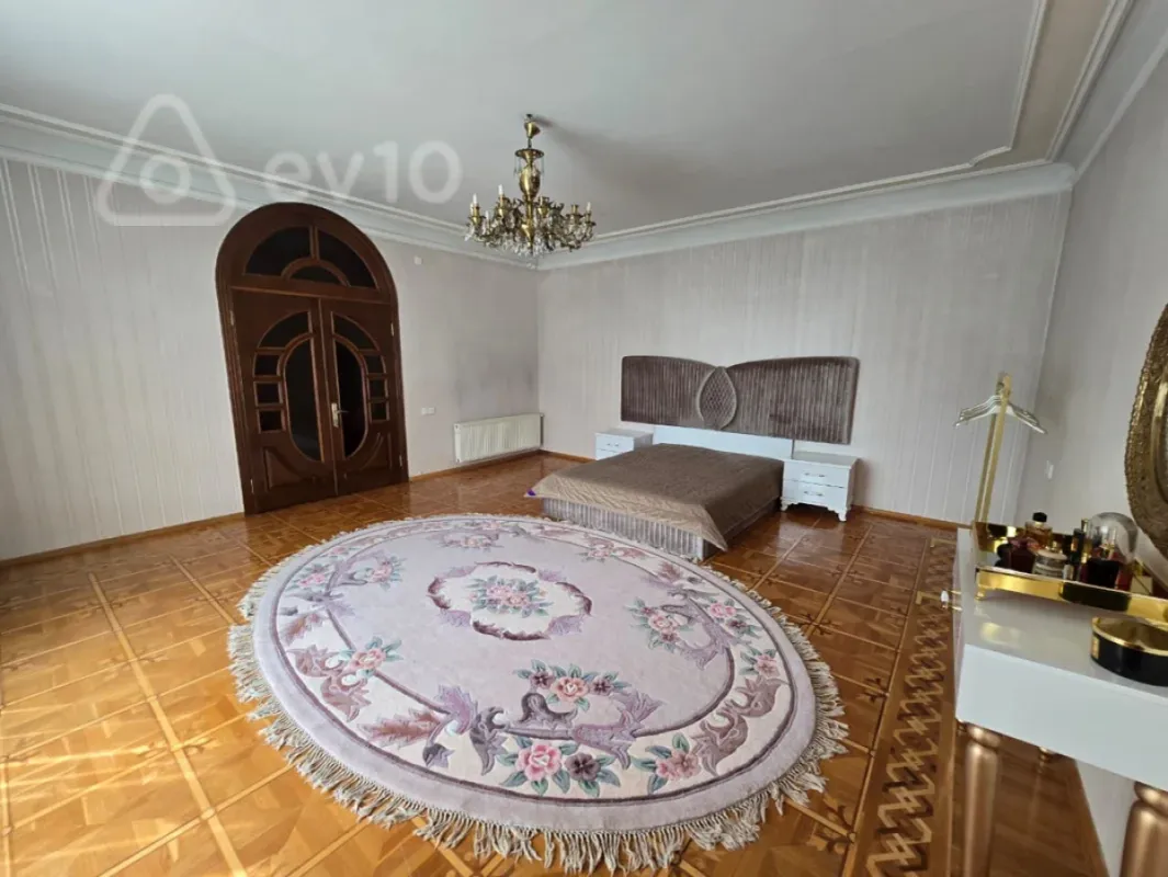 Satılır 11 otaqlı həyət evi 950 m²