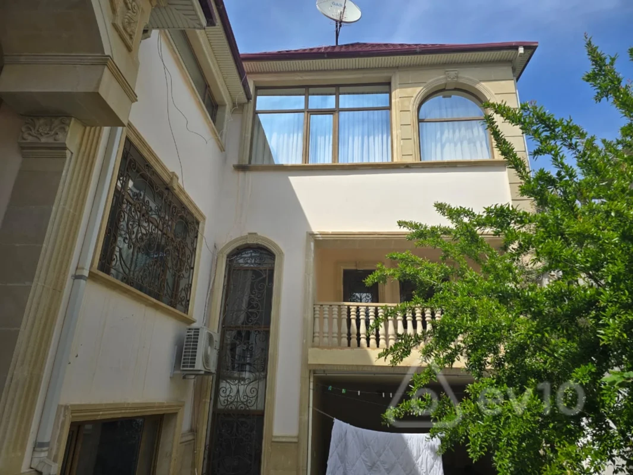 Satılır 11 otaqlı həyət evi 950 m²
