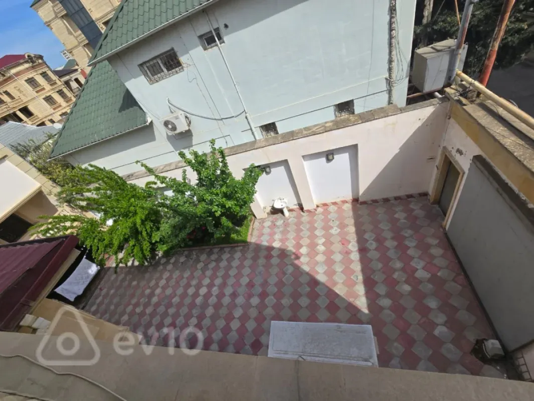 Satılır 11 otaqlı həyət evi 950 m²