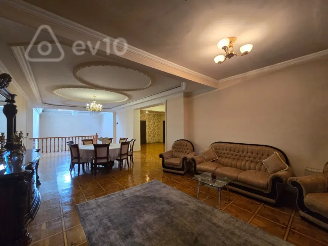 Satılır 11 otaqlı həyət evi 950 m²
