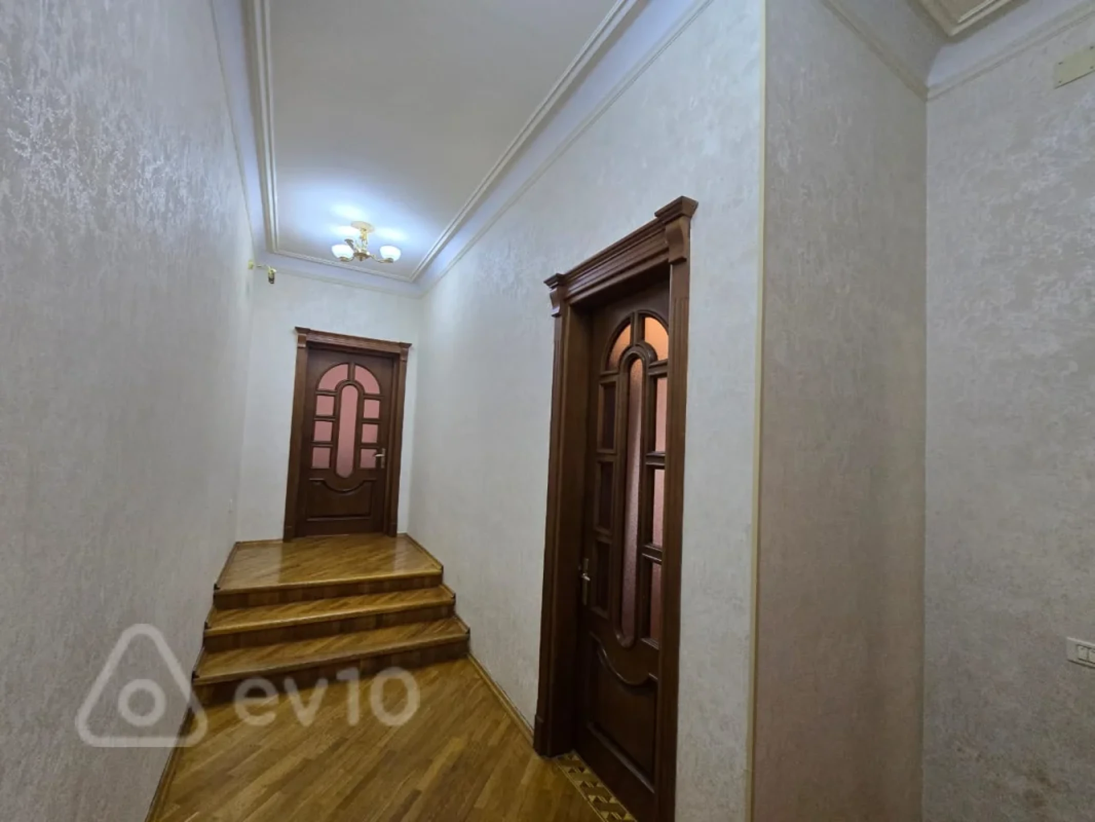 Satılır 11 otaqlı həyət evi 950 m²