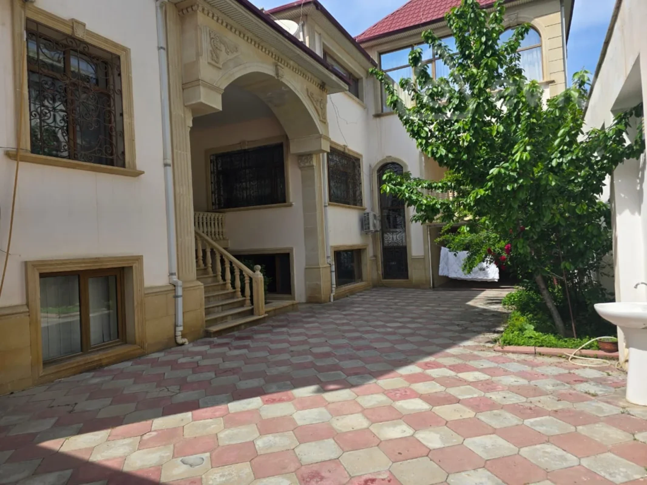 Satılır 11 otaqlı həyət evi 950 m²