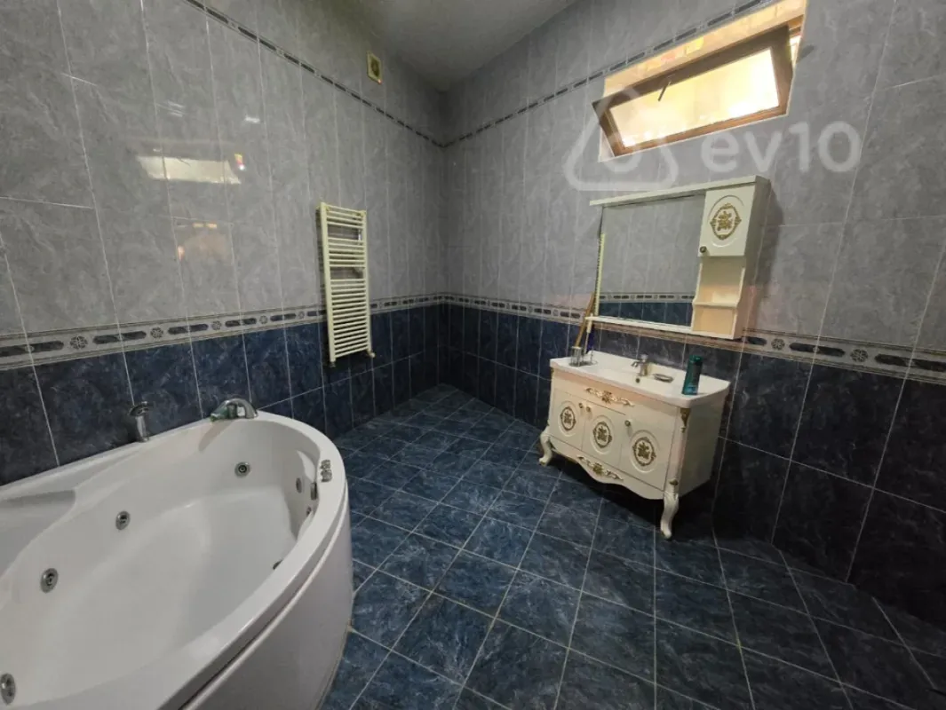 Satılır 11 otaqlı həyət evi 950 m²