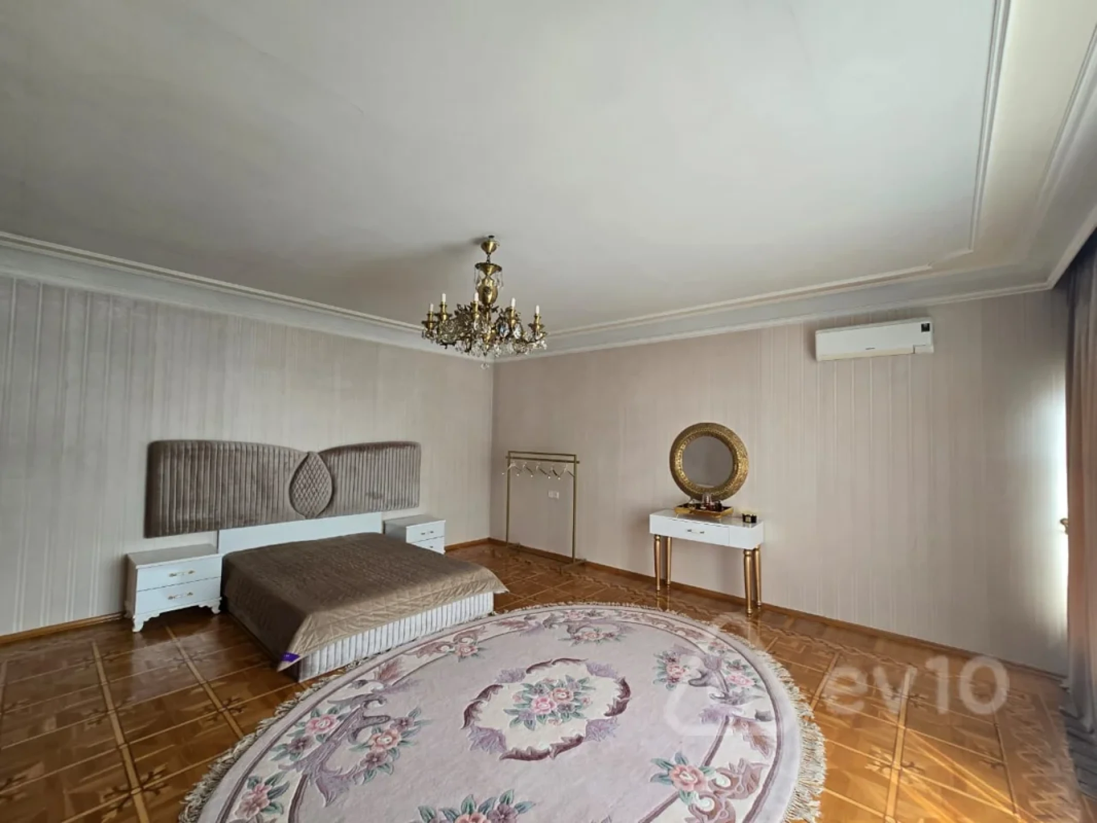 Satılır 11 otaqlı həyət evi 950 m²
