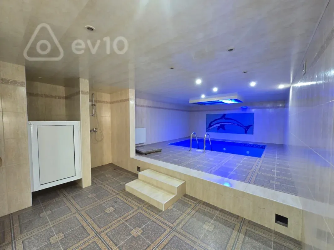 Satılır 11 otaqlı həyət evi 950 m²