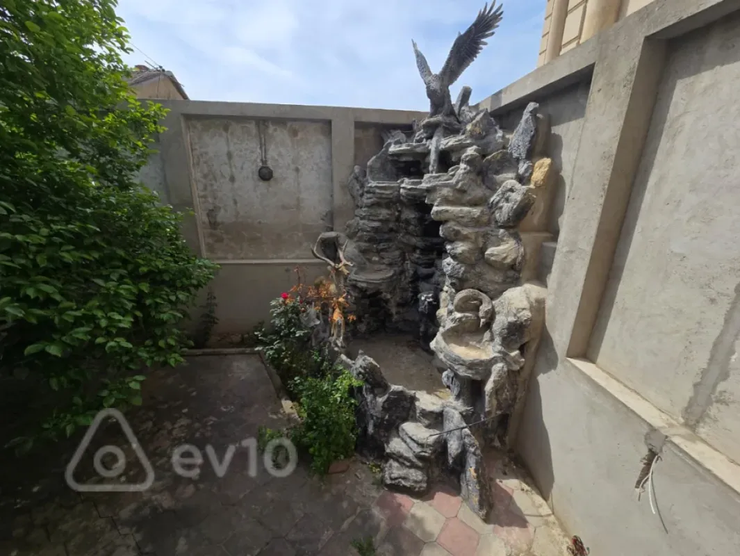 Satılır 11 otaqlı həyət evi 950 m²