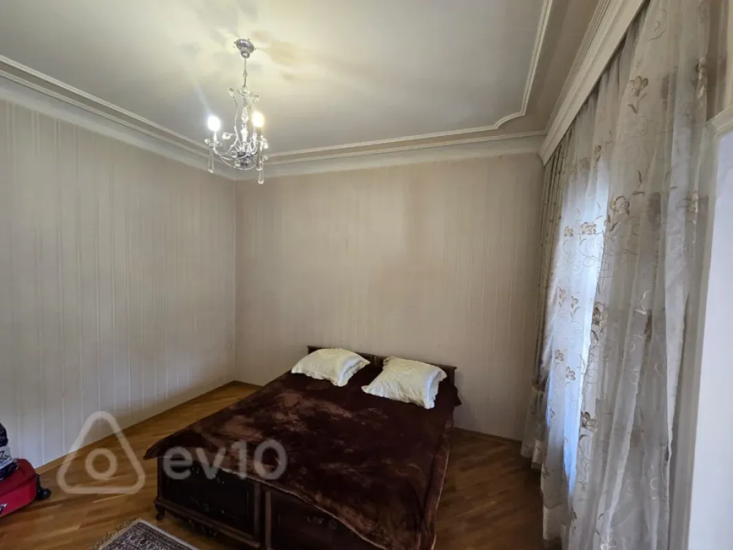 Satılır 11 otaqlı həyət evi 950 m²
