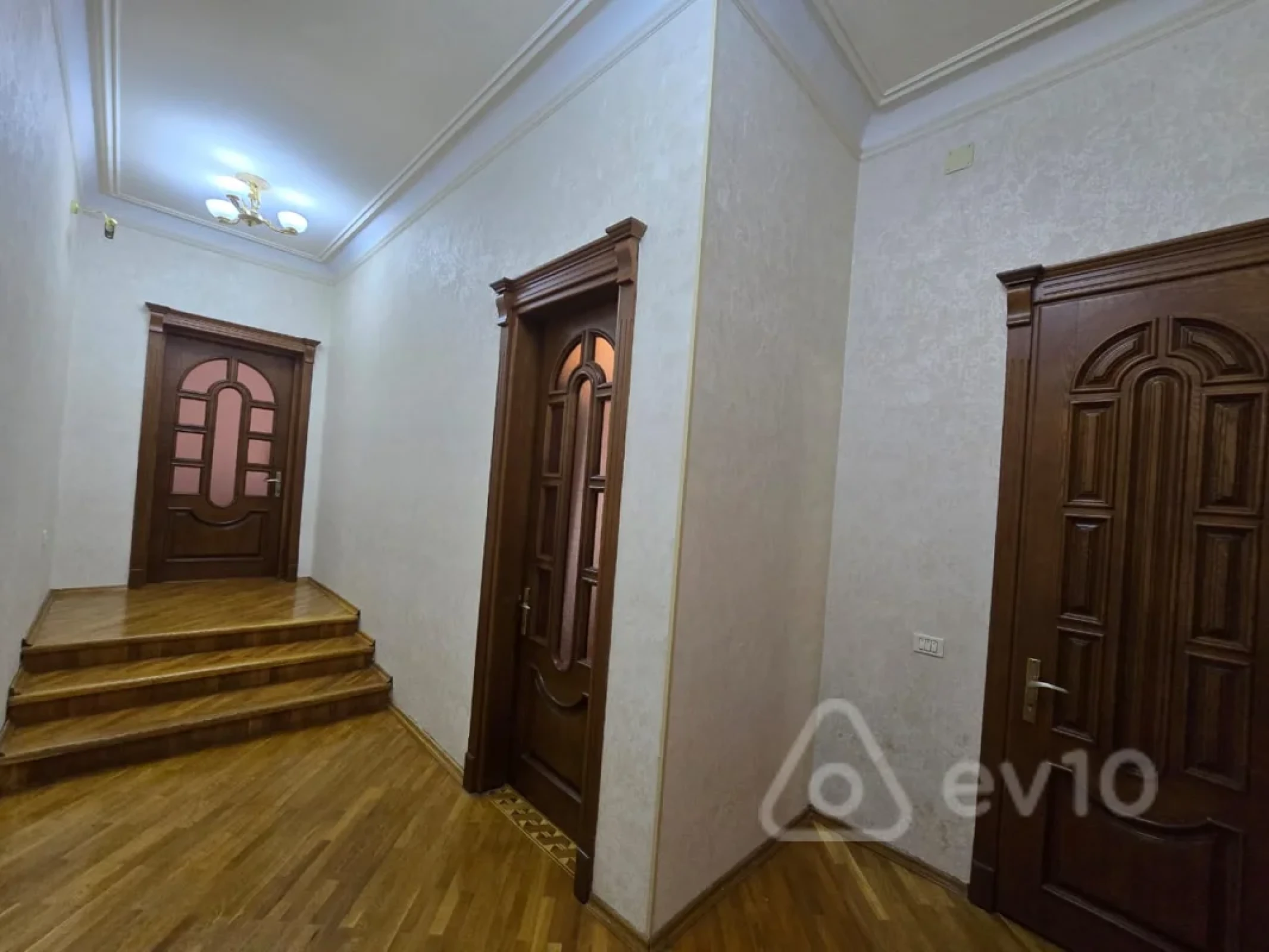 Satılır 11 otaqlı həyət evi 950 m²