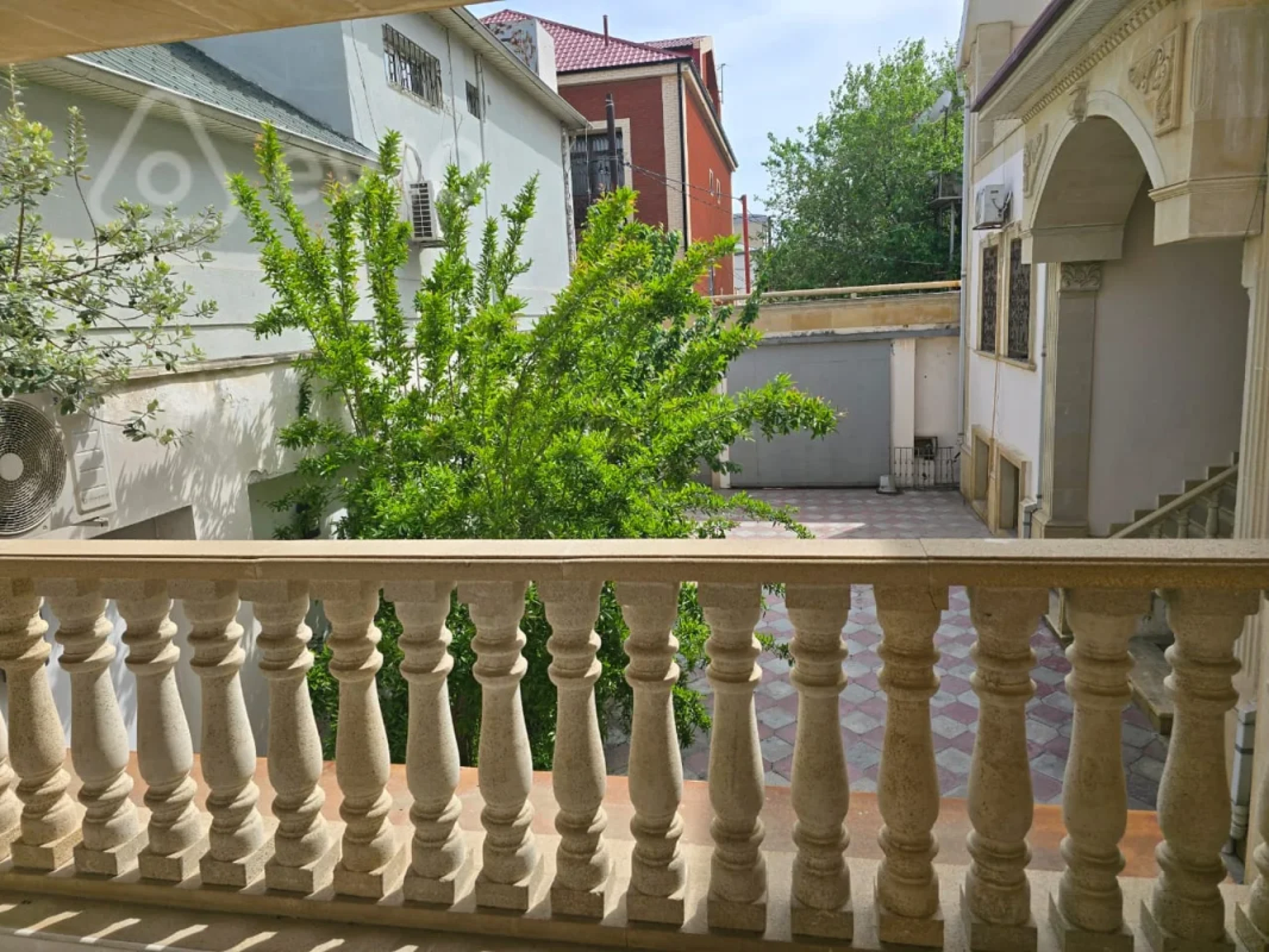 Satılır 11 otaqlı həyət evi 950 m²