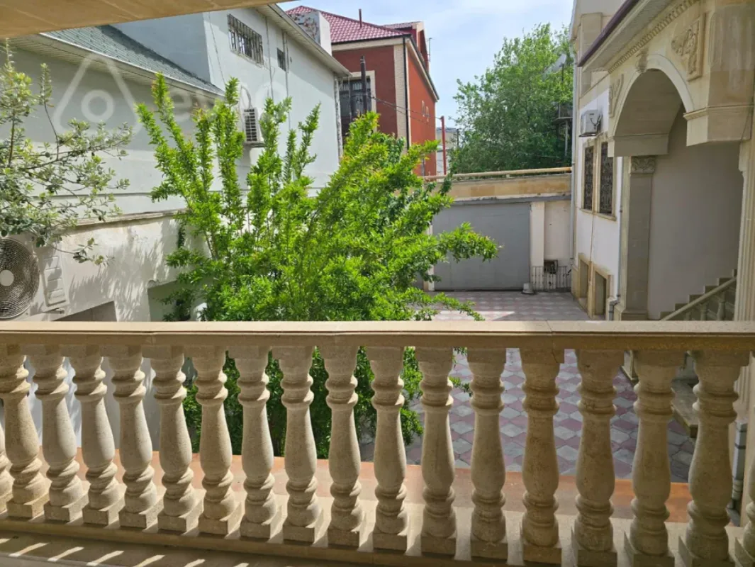 Satılır 11 otaqlı həyət evi 950 m²