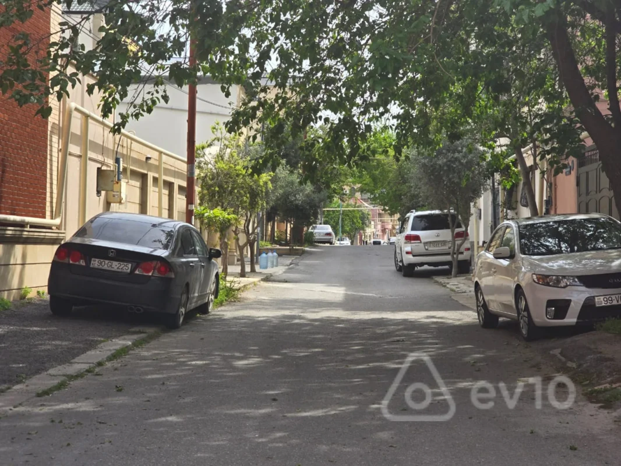 Satılır 11 otaqlı həyət evi 950 m²
