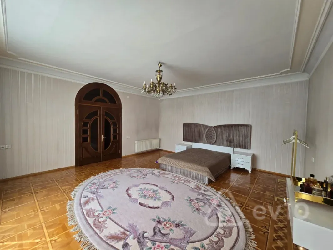 Satılır 11 otaqlı həyət evi 950 m²