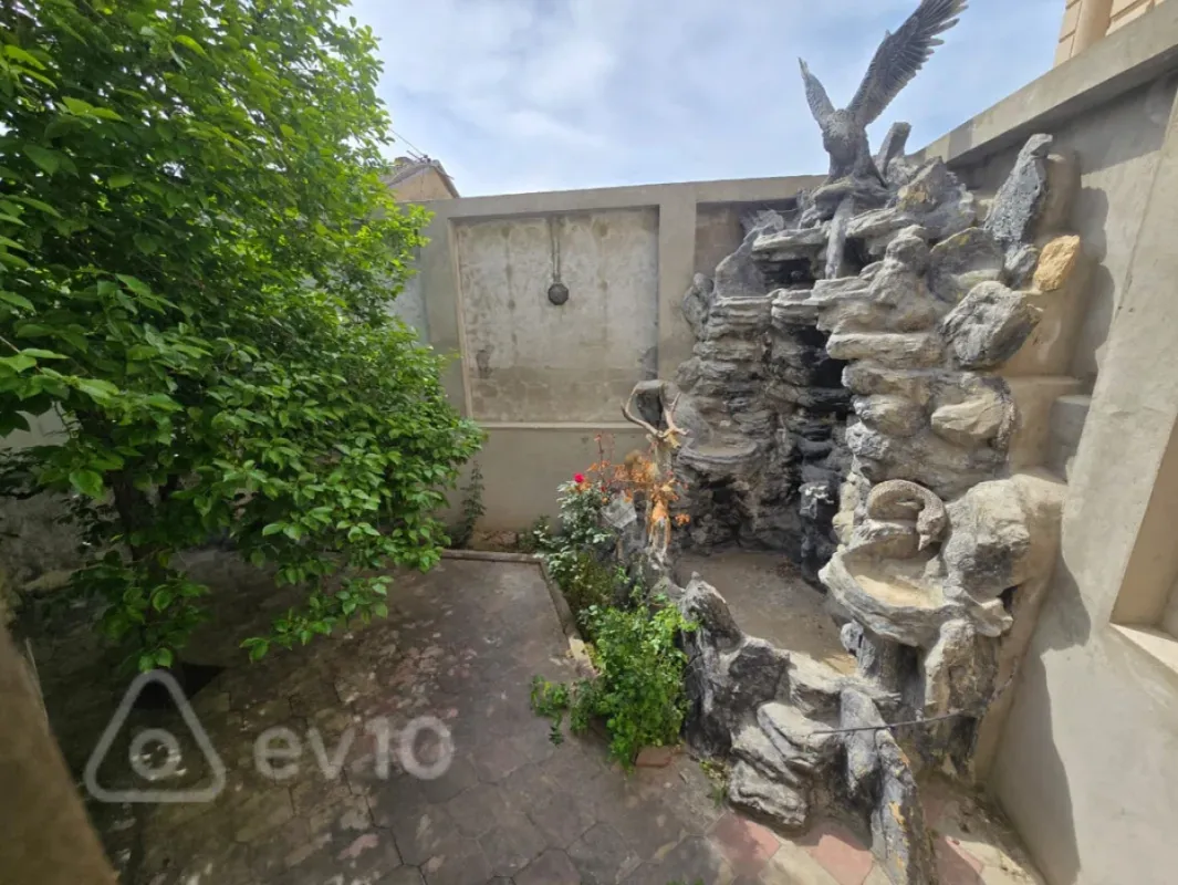 Satılır 11 otaqlı həyət evi 950 m²