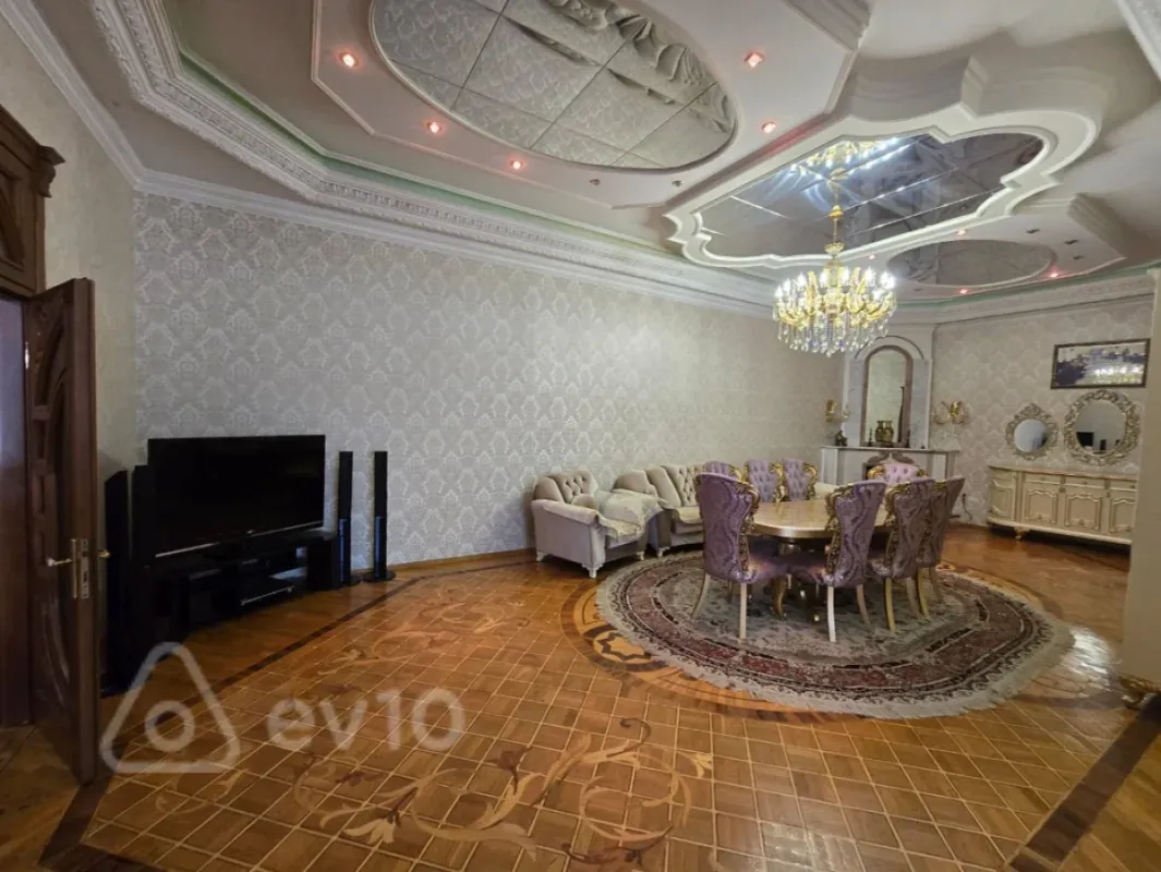 Satılır 11 otaqlı həyət evi 950 m²