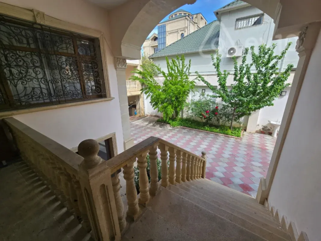 Satılır 11 otaqlı həyət evi 950 m²