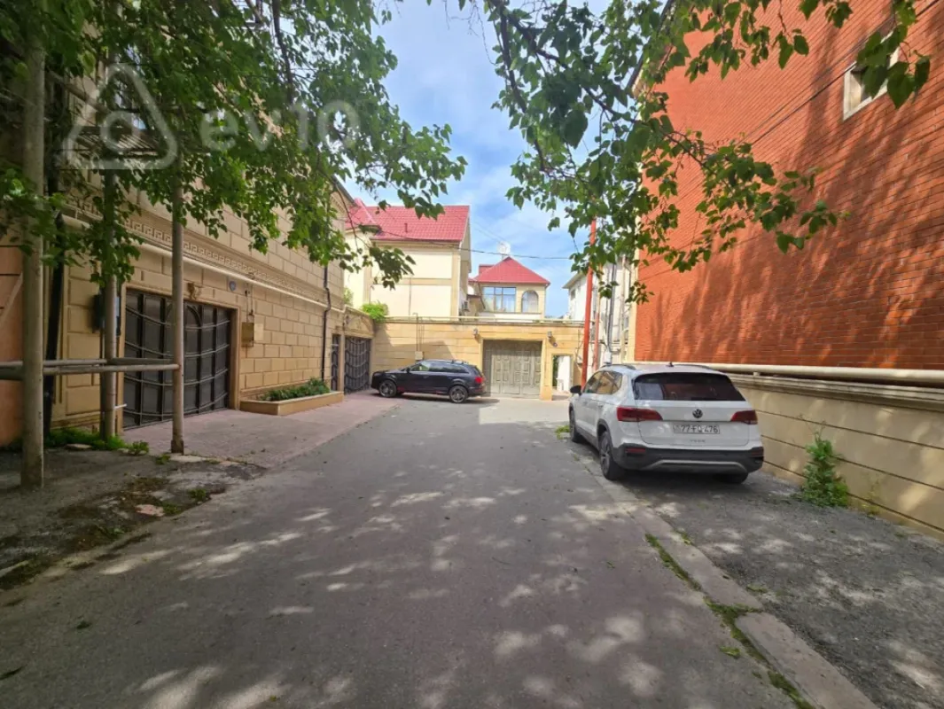 Satılır 11 otaqlı həyət evi 950 m²