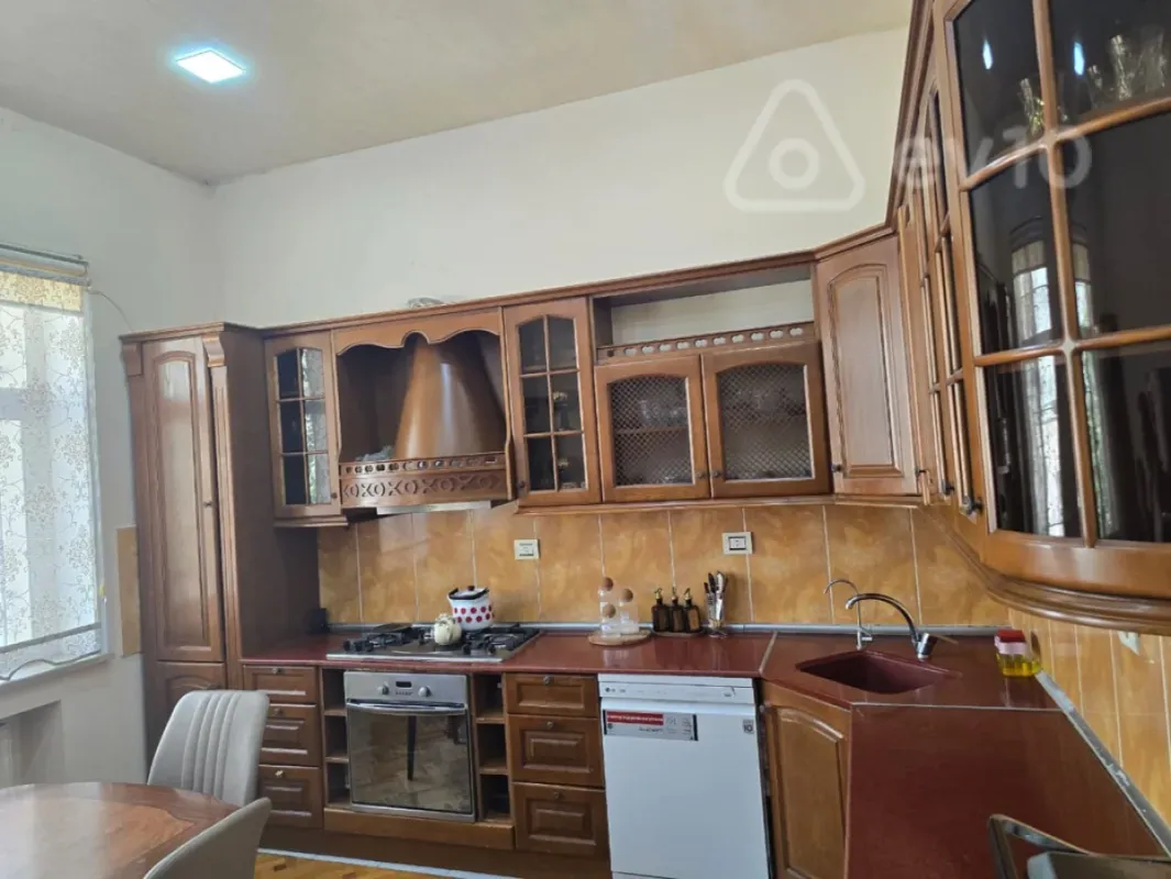 Satılır 11 otaqlı həyət evi 950 m²