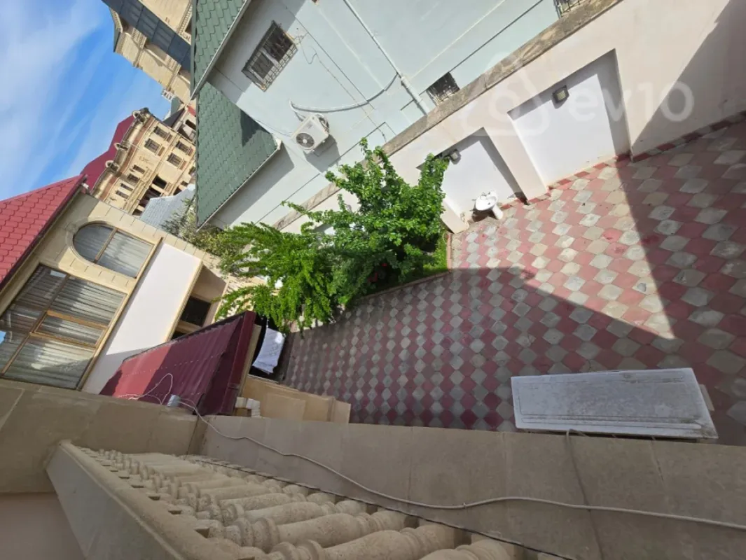 Satılır 11 otaqlı həyət evi 950 m²