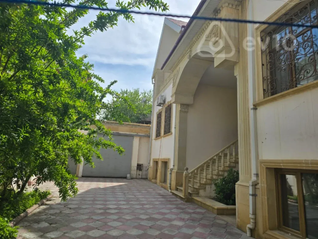 Satılır 11 otaqlı həyət evi 950 m²