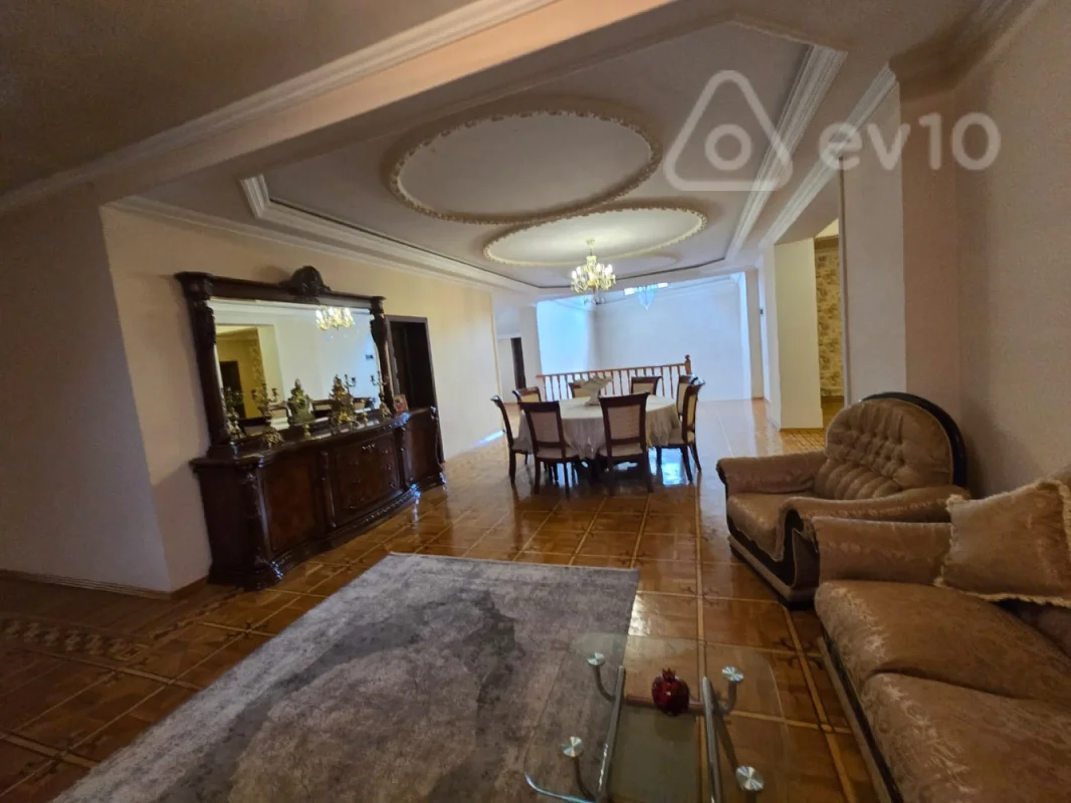Satılır 11 otaqlı həyət evi 950 m²