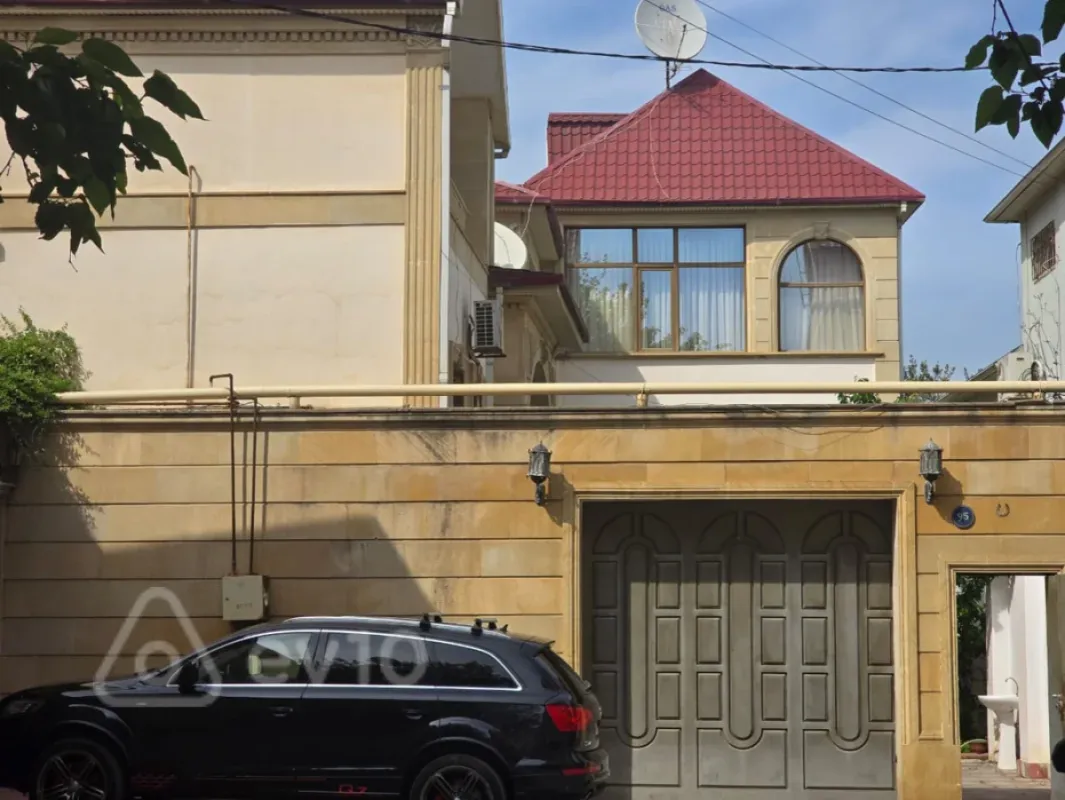 Satılır 11 otaqlı həyət evi 950 m²
