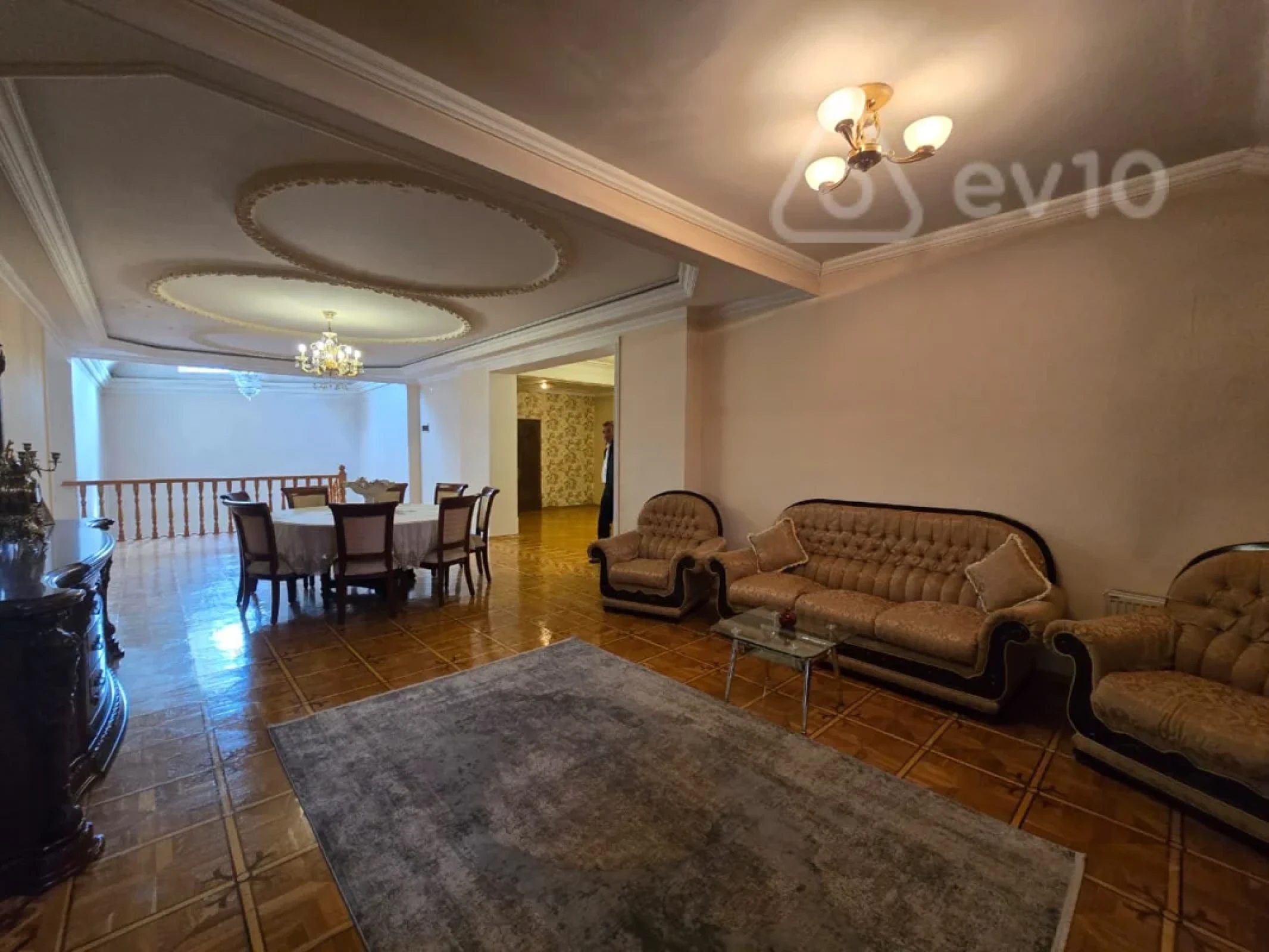 Satılır 11 otaqlı həyət evi 950 m²