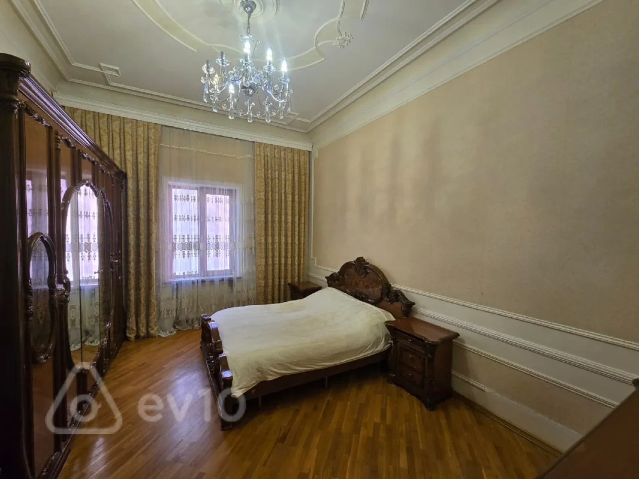 Satılır 11 otaqlı həyət evi 950 m²