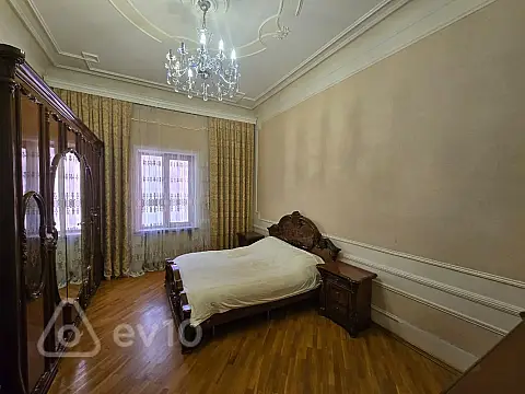 Satılır 11 otaqlı həyət evi 950 m²