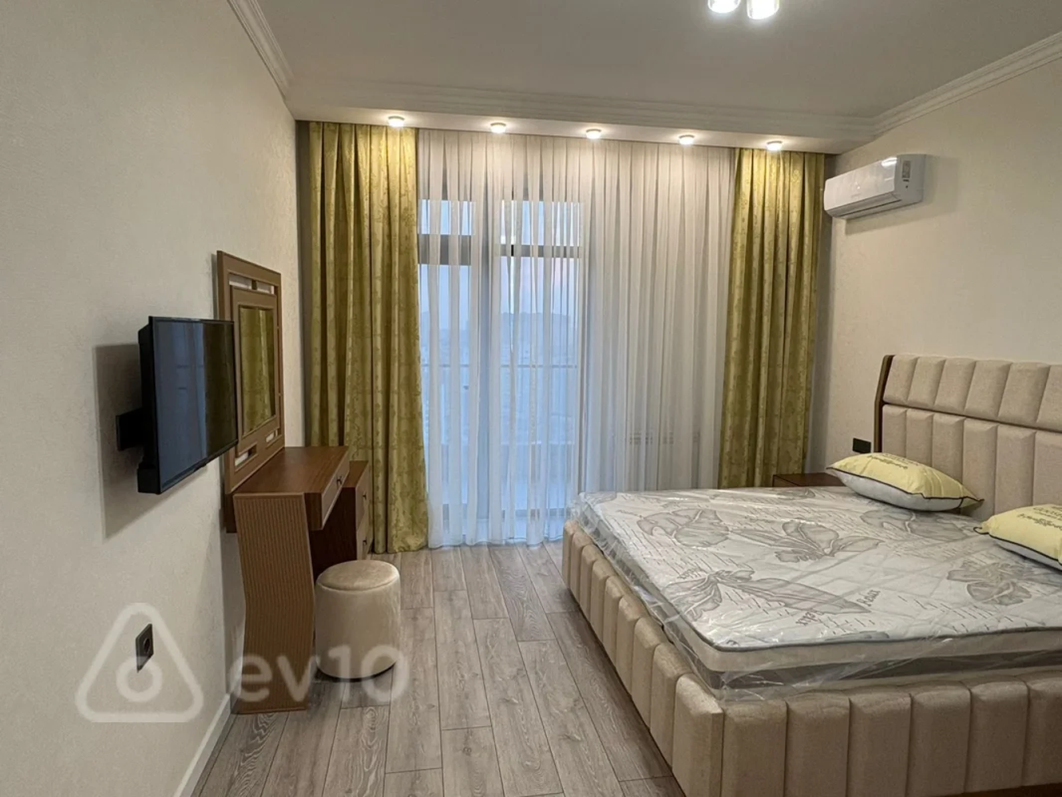 Kirayə verilir 3 otaqlı yeni tikili 140 m²