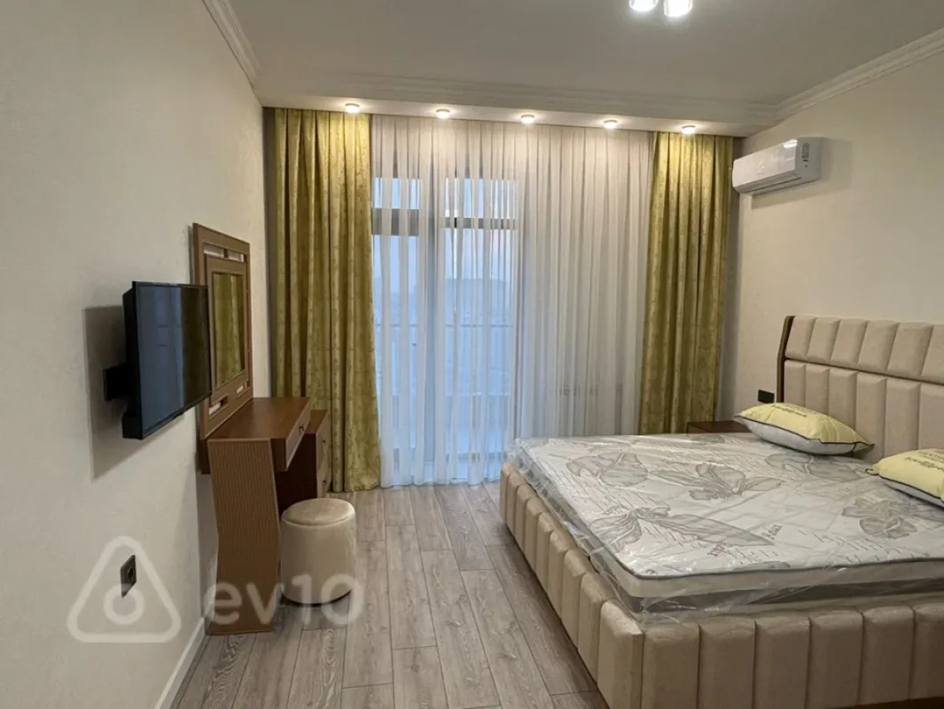 Kirayə verilir 3 otaqlı yeni tikili 140 m²