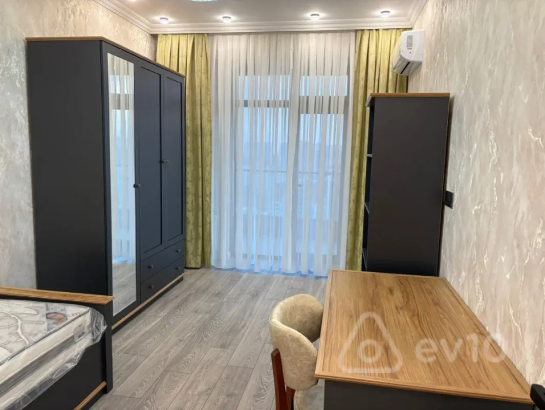 Kirayə verilir 3 otaqlı yeni tikili 140 m²