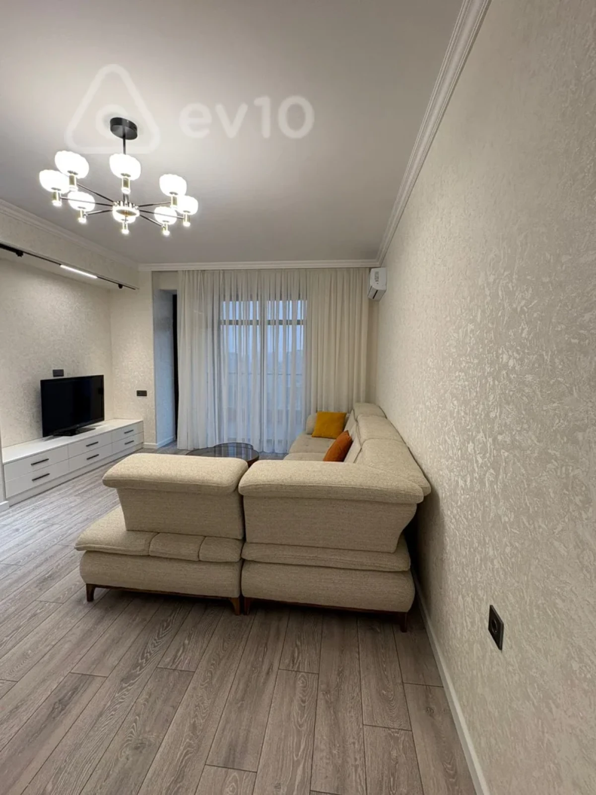 Kirayə verilir 3 otaqlı yeni tikili 140 m²