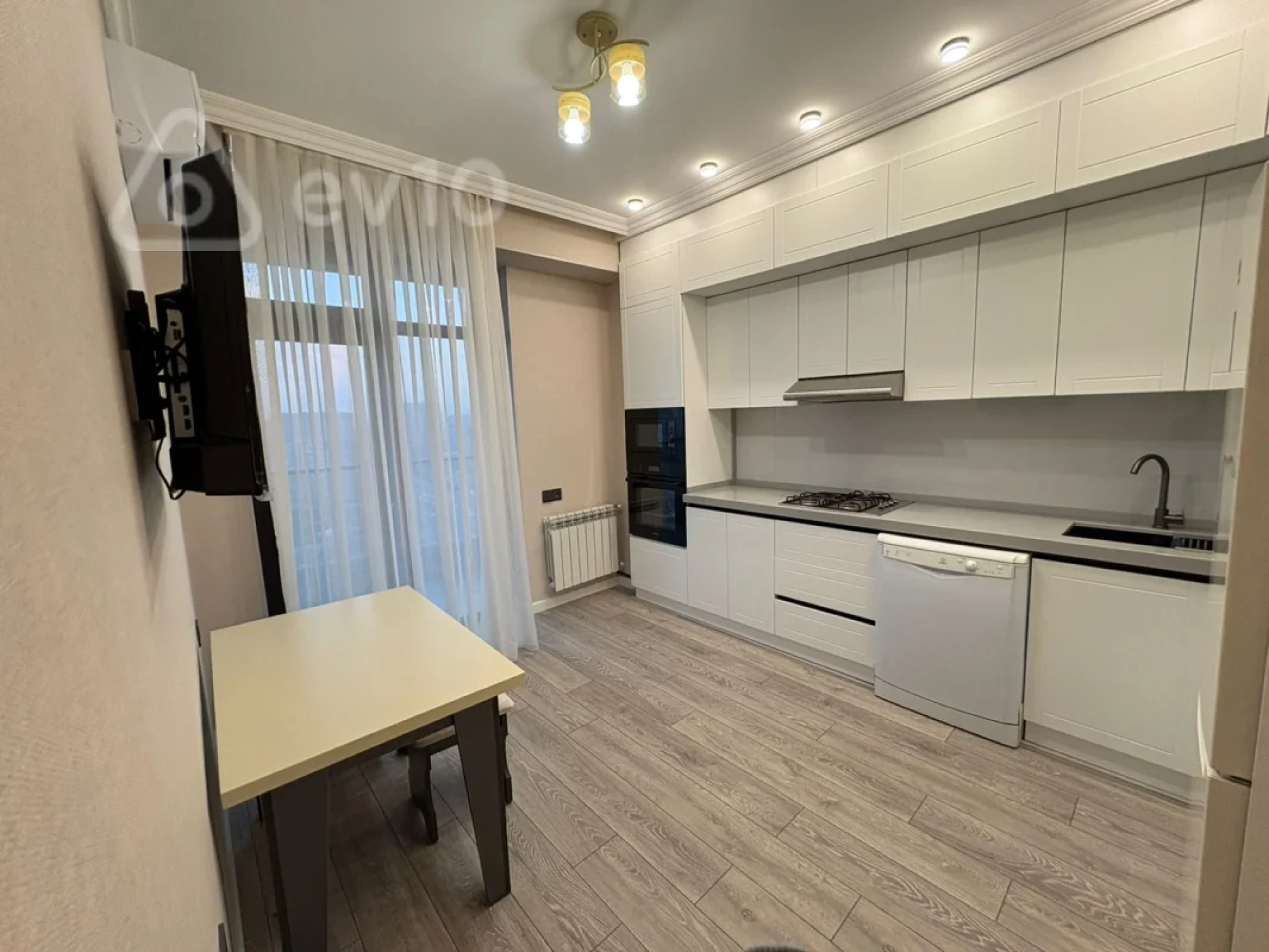 Kirayə verilir 3 otaqlı yeni tikili 140 m²