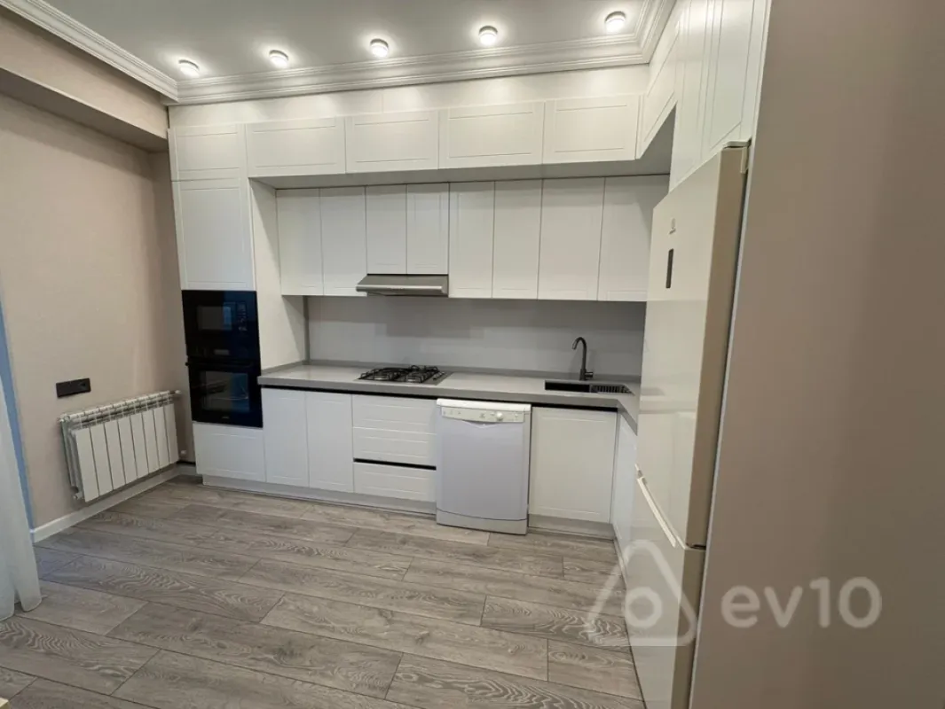 Kirayə verilir 3 otaqlı yeni tikili 140 m²