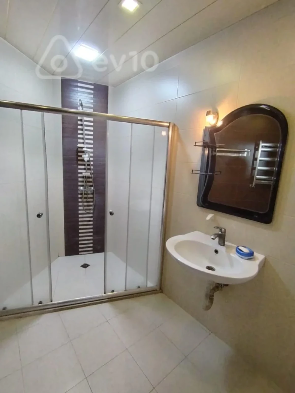 Kirayə verilir 3 otaqlı yeni tikili 190 m²