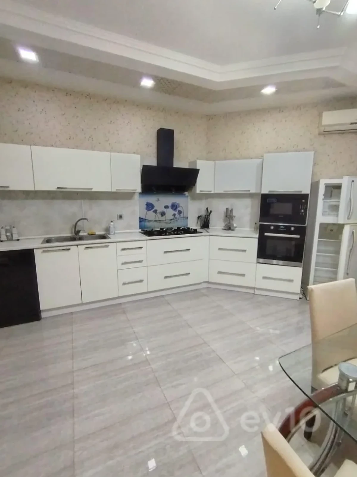 Kirayə verilir 3 otaqlı yeni tikili 190 m²