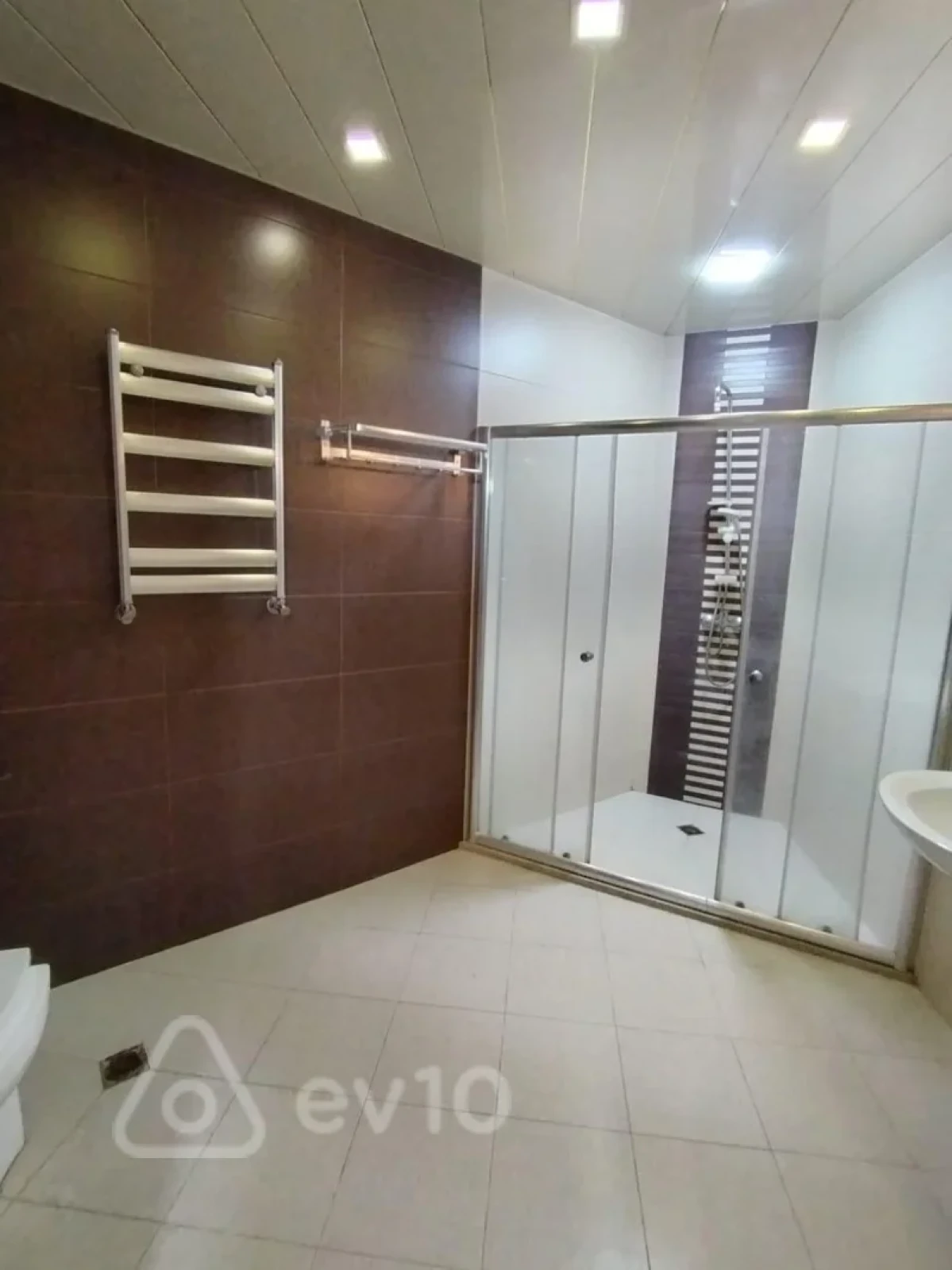 Kirayə verilir 3 otaqlı yeni tikili 190 m²