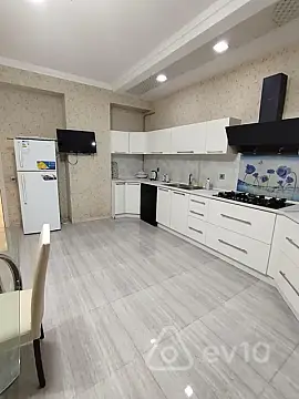 Kirayə verilir 3 otaqlı yeni tikili 190 m²