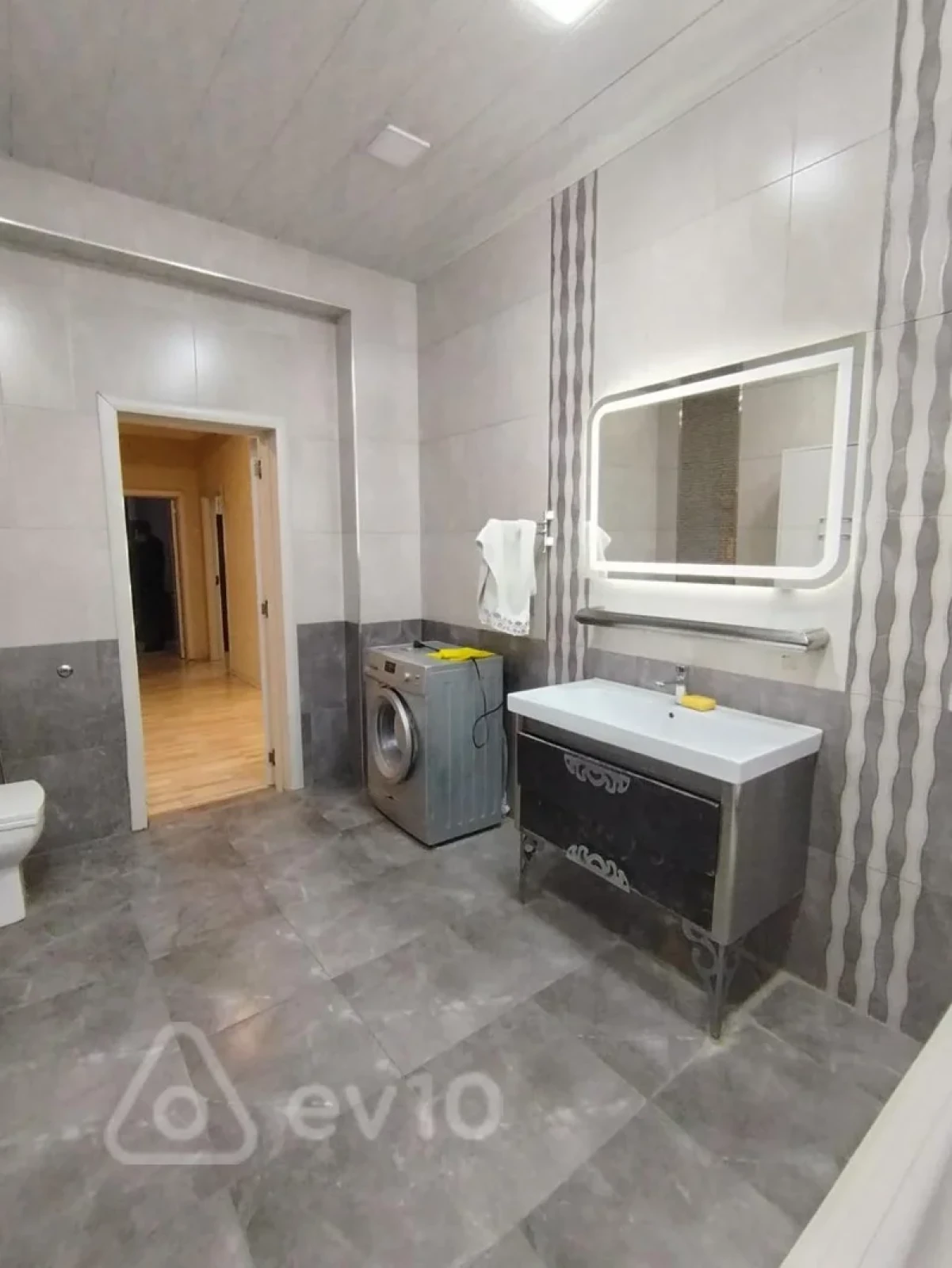 Kirayə verilir 3 otaqlı yeni tikili 190 m²