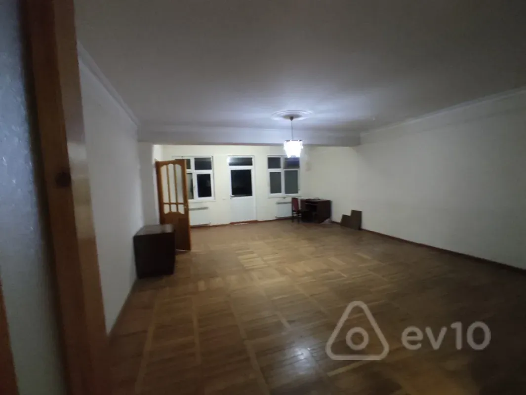 Satılır 5 otaqlı köhnə tikili 120 m²