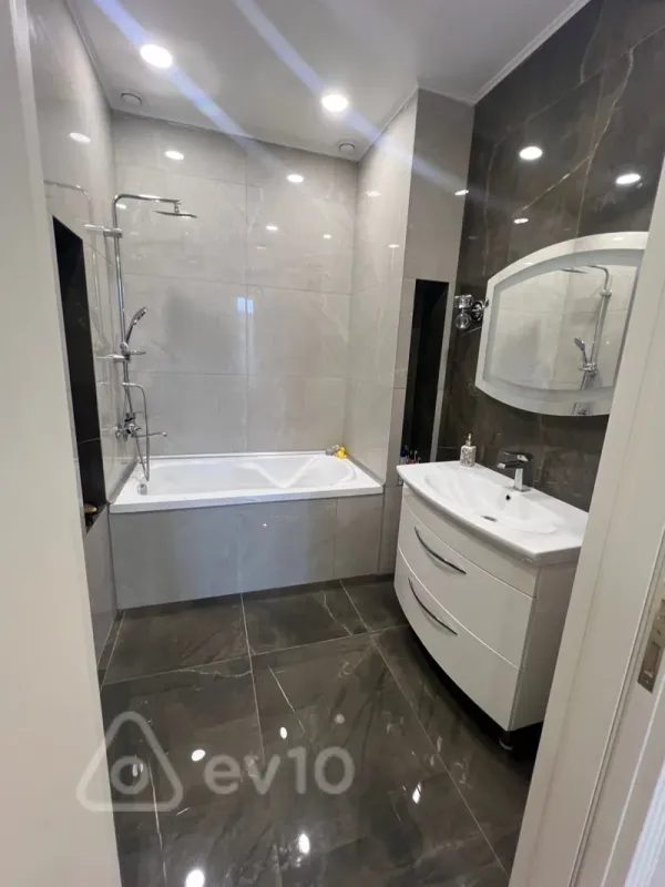 Kirayə verilir 3 otaqlı yeni tikili 150 m²