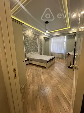 Kirayə verilir 3 otaqlı yeni tikili 150 m²