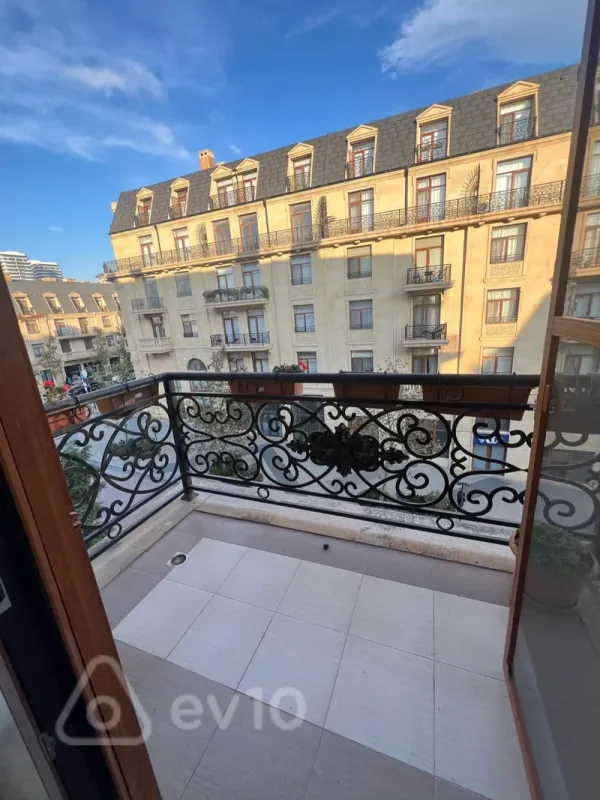 Kirayə verilir 3 otaqlı yeni tikili 150 m²