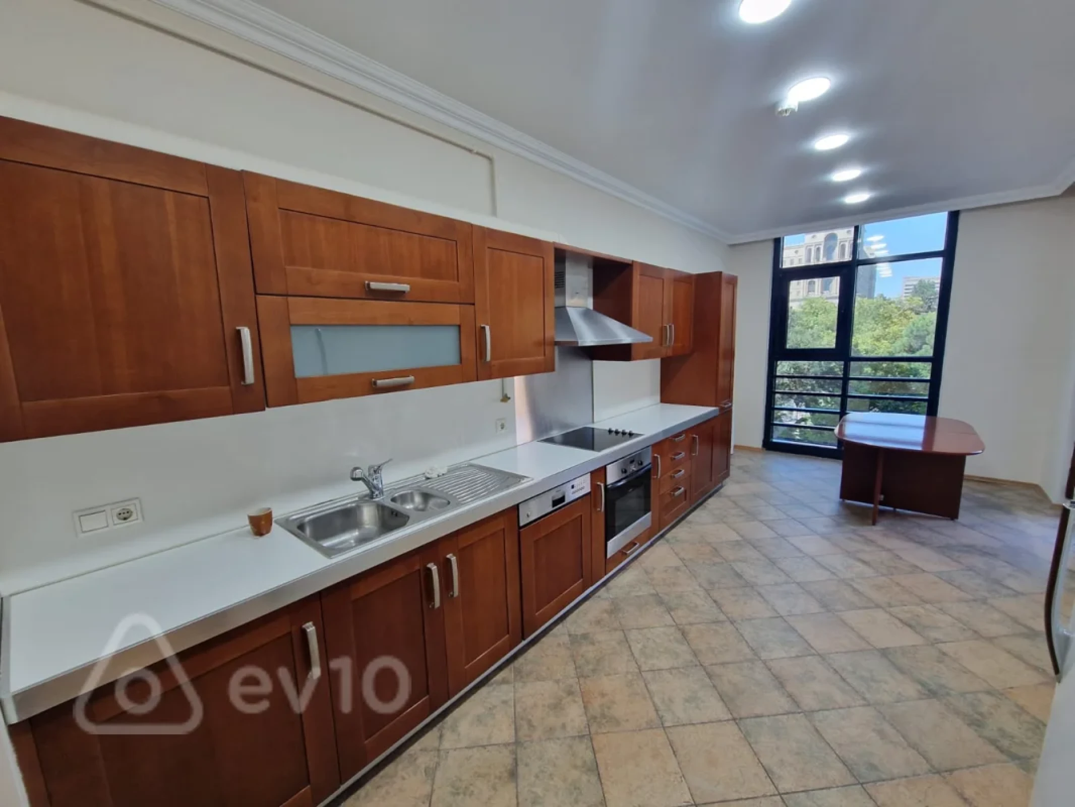 Kirayə verilir 4 otaqlı yeni tikili 170 m²