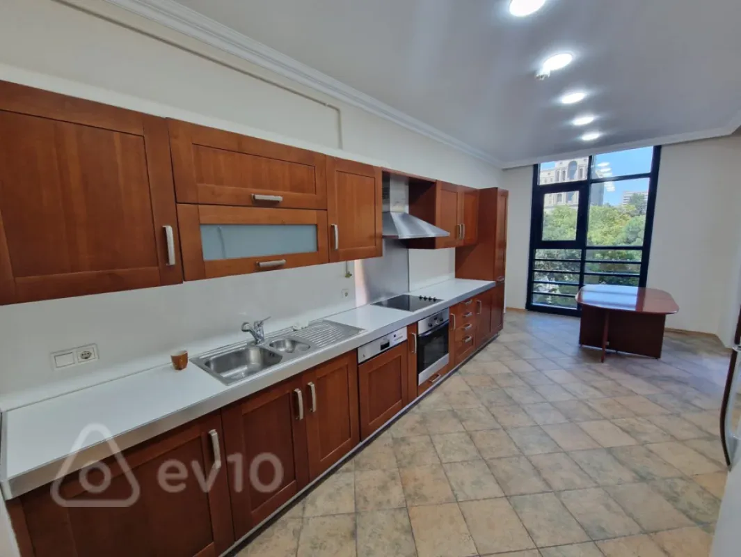 Kirayə verilir 4 otaqlı yeni tikili 170 m²