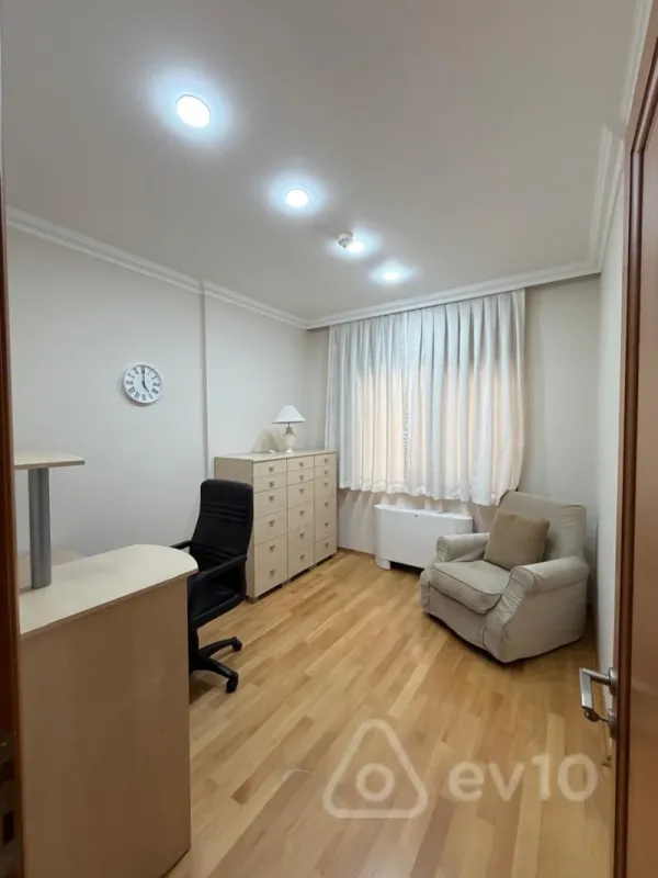 Kirayə verilir 4 otaqlı yeni tikili 170 m²