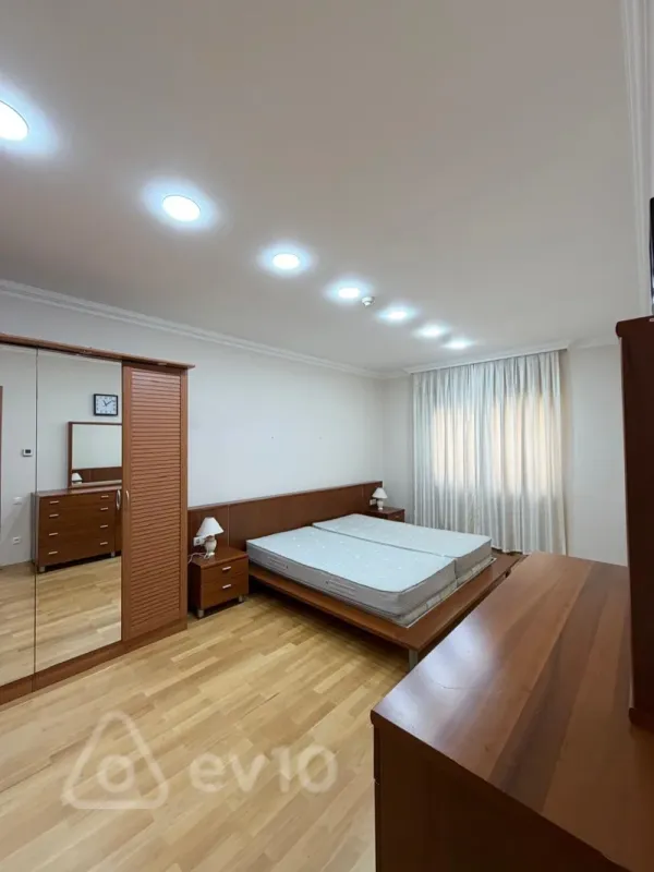 Kirayə verilir 4 otaqlı yeni tikili 170 m²