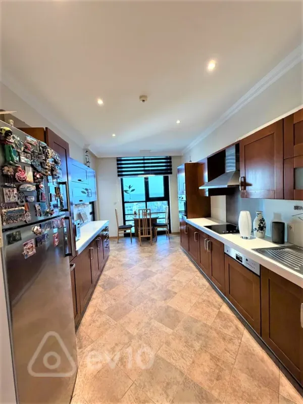 Kirayə verilir 4 otaqlı yeni tikili 170 m²