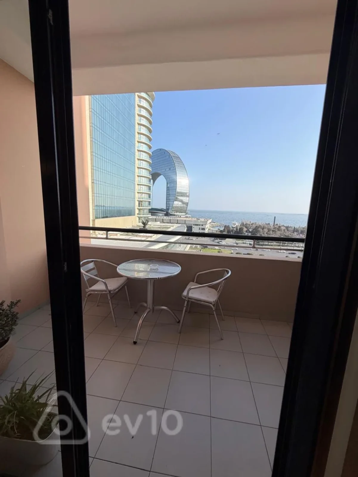 Kirayə verilir 4 otaqlı yeni tikili 170 m²